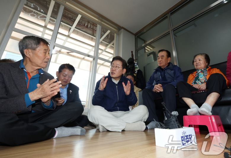 '골목골목 경청투어 : 접경벨트편'에 나선 이재명 더불어민주당 대통령 후보가 2일 오후 강원 화천군에 위치한 경로당을 찾아 어르신들과 대화를 하고 있다. (공동취재) 2025.5.2/뉴스1 ⓒ News1 이재명 기자