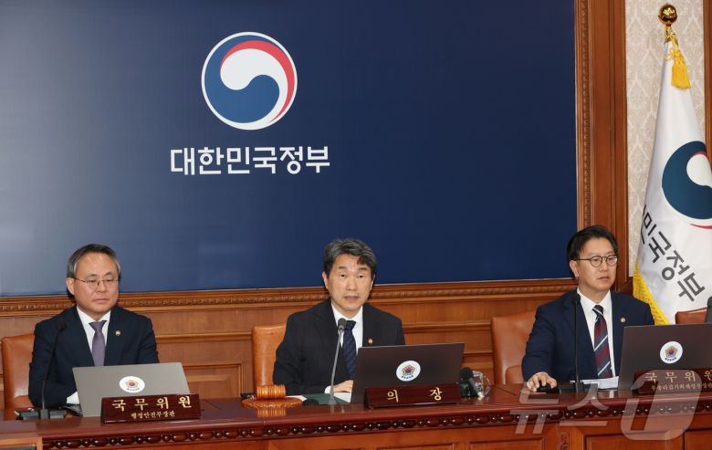 이주호 대통령 권한대행 부총리 겸 교육부 장관이 2일 서울 종로구 정부서울청사에서 열린 국무회의에서 발언을 하고 있다. (교육부 제공, 재판매 및 DB 금지) 2025.5.2/뉴스1 ⓒ News1 임세영 기자