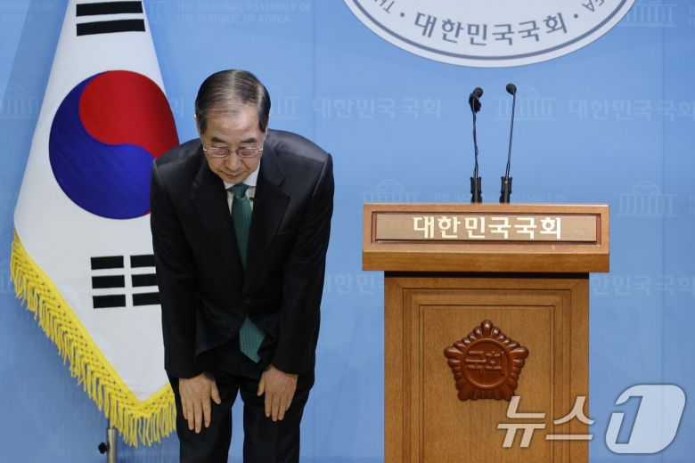 한덕수 전 국무총리가 2일 오전 서울 여의도 국회 소통관에서 '국민께 드리는 약속'을 주제로 제21대 대통령 선거 출마 선언에 앞서 인사하고 있다.2025.5.2/뉴스1 ⓒ News1 안은나 기자