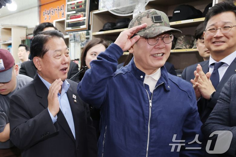 '골목골목 경청투어 : 접경벨트편'에 나선 이재명 더불어민주당 대통령 후보가 2일 오후 강원 화천군 화천공영버스터미널 인근에 위치한 군장점에서 김병준 최고위원이 구입한 병장 계급장이 달린 육군 모자를 착용하고 있다. (공동취재) 2025.5.2/뉴스1 ⓒ News1 이재명 기자
