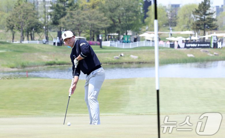 장유빈이 2일 인천 송도동 잭니클라우스 골프클럽 코리아에서 열린 'LIV골프 코리아 1라운드 14번홀에서 퍼팅을 하고 있다. 2025.5.2/뉴스1 ⓒ News1 김성진 기자