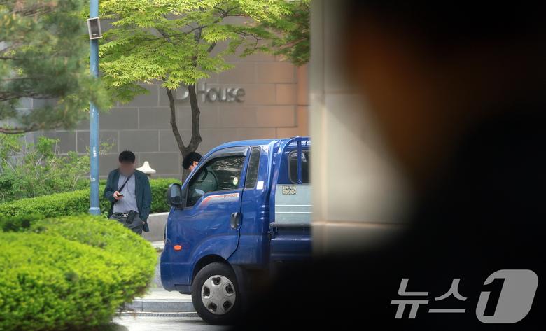 검찰이 30일 무속인 '건진법사' 전성배 씨의 청탁금지법 위반 혐의와 관련해 윤석열 전 대통령의 서초동 사저를 압수수색에 들어갔다. 검찰은 김건희 여사에게 선물로 전달된 다이아몬드 목걸이와 명품 가방 등의 의혹을 수사 중이다. 사진은 이날 오전 서울 서초구 아크로비스타. 2025.4.30/뉴스1 ⓒ News1 김진환 기자