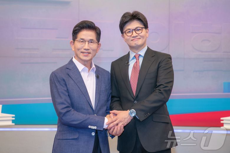 국민의힘 김문수(왼쪽), 한동훈 대선 경선 후보가 30일 오후 서울 중구 TV조선에서 열린 제21대 대통령 후보자 결승 토론회에 앞서 인사하고 있다. 2025.4.30/뉴스1 ⓒ News1 국회사진취재단