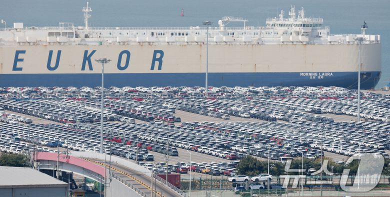 29일 경기 평택시 포승읍 평택항 자동차전용부두에 수출용 차량들이 세워져 있는 모습. 2025.4.29/뉴스1 ⓒ News1 김영운 기자