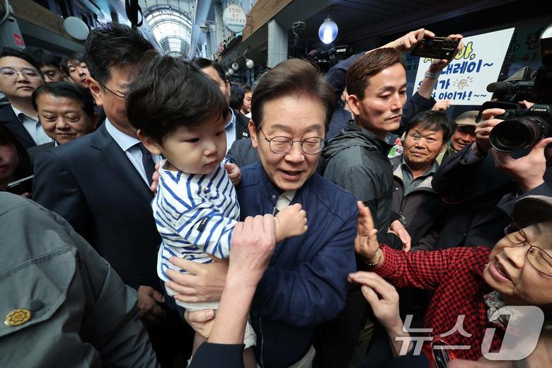 '골목골목 경청투어 : 접경벨트편'에 나선 이재명 더불어민주당 대통령 후보가 2일 오전 강원 철원군 동송전통시장을 찾아 어린이를 안아주고 있다. (공동취재) 2025.5.2/뉴스1 ⓒ News1 이재명 기자