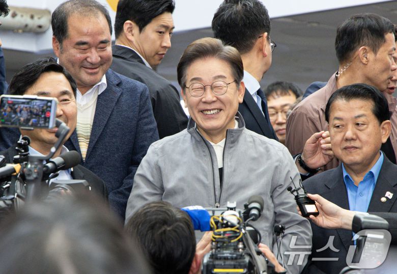 '골목골목 경청투어 : 동해안벨트편'에 나선 이재명 더불어민주당 대통령 후보가 3일 오전 강원 속초시 중앙로 속초관광수산시장에서 미소를 짓고 있다. 2025.5.3/뉴스1 ⓒ News1 이재명 기자