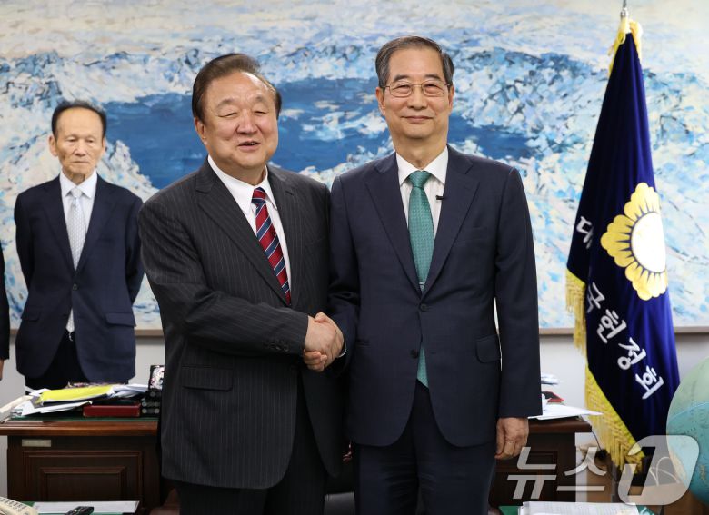 한덕수 무소속 대선 예비후보가 3일 오후 서울 영등포구 헌정회에서 정대철 헌정회장을 예방하며 기념촬영을 하고 있다. 2025.5.3/뉴스1 ⓒ News1 오대일 기자