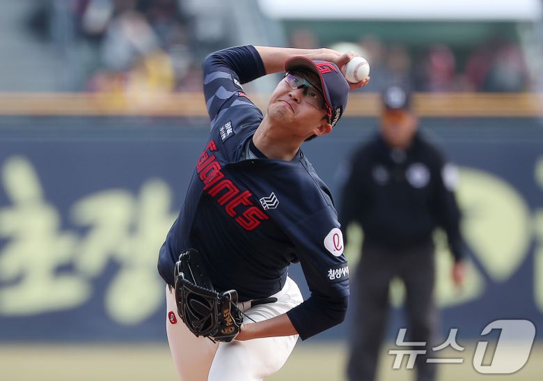 23일 서울 송파구 잠실야구장에서 열린 '2025 신한 SOL 뱅크 KBO리그' 롯데 자이언츠와 LG 트윈스의 경기, 롯데 선발 박세웅이 5회말 등판해 힘차게 공을 던지고 있다. 2025.3.23/뉴스1 ⓒ News1 김진환 기자