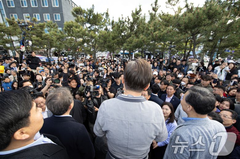 '골목골목 경청투어 : 동해안벨트편'에 나선 이재명 더불어민주당 대통령 후보가 3일 오후 강원 삼척시 삼척해수욕장에서 시민들을 향해 발언하고 있다. 2025.5.3/뉴스1 ⓒ News1 이재명 기자