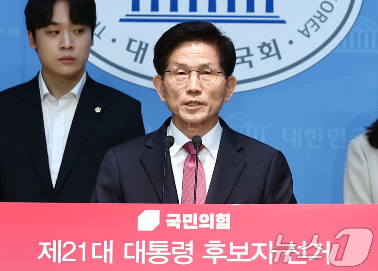 김문수 전 고용노동부 장관이 9일 오전 서울 여의도 국회 소통관에서 21대 대통령 선거 출마 선언 기자회견을 하고 있다. 2025.4.9/뉴스1 ⓒ News1 김민지 기자