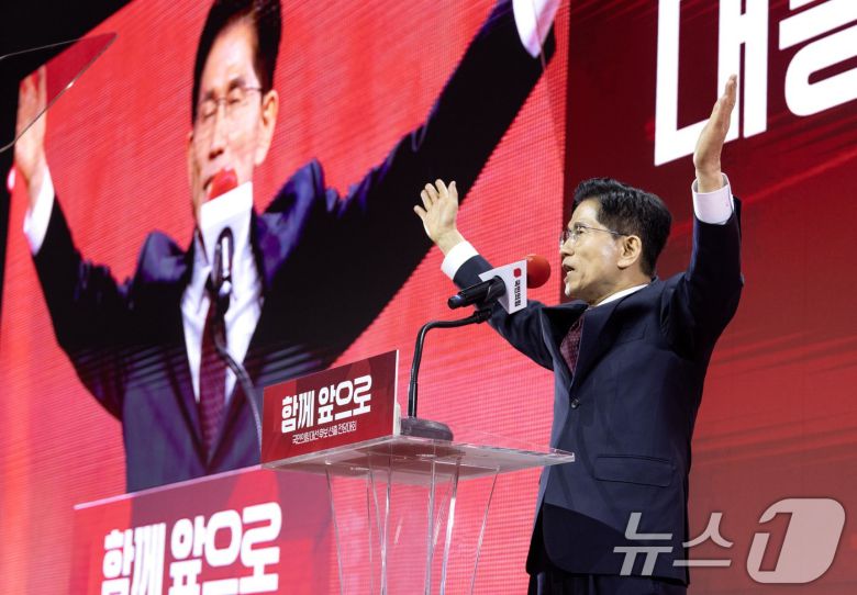 김문수 국민의힘 대선후보가 3일 오후 경기 고양시 킨텍스에서 열린 21대 대통령선거 후보자 선출을 위한 제5차 전당대회에서 대선후보로 선출된 뒤 후보 수락연설을 하고 있다. 2025.5.3 ⓒ News1 김민지 기자