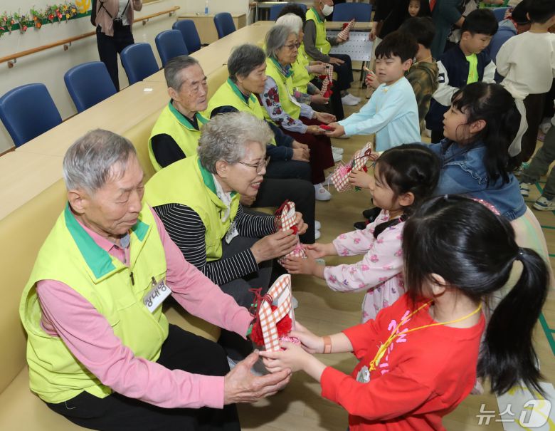 지난해 5월 7일 경기 수원시 팔달구 팔달노인복지관에서 관내 어린이집 아이들이 어르신들에게 카네이션을 달아주고 있다. 2024.5.7/뉴스1 ⓒ News1 김영운 기자