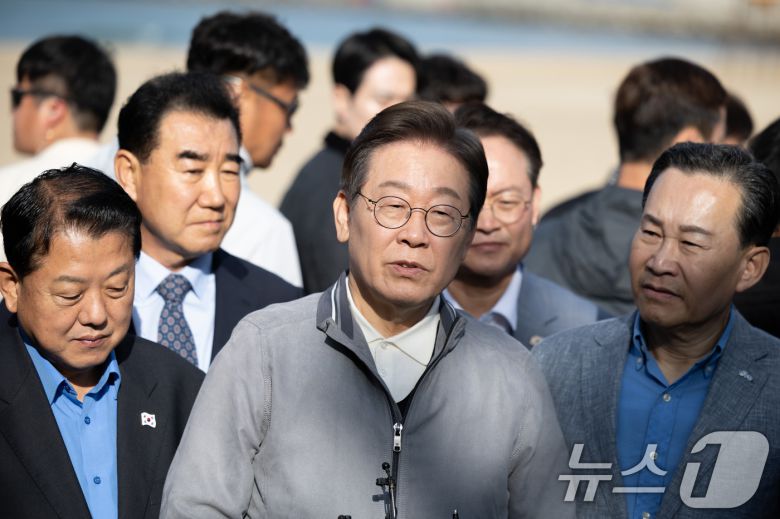 '골목골목 경청투어 : 동해안벨트편'에 나선 이재명 더불어민주당 대통령 후보가 3일 오후 강원 삼척시 삼척해수욕장에서 지지자들과 인사를 나눈 후 백브리핑을 하고 있다. 2025.5.3/뉴스1 ⓒ News1 이재명 기자