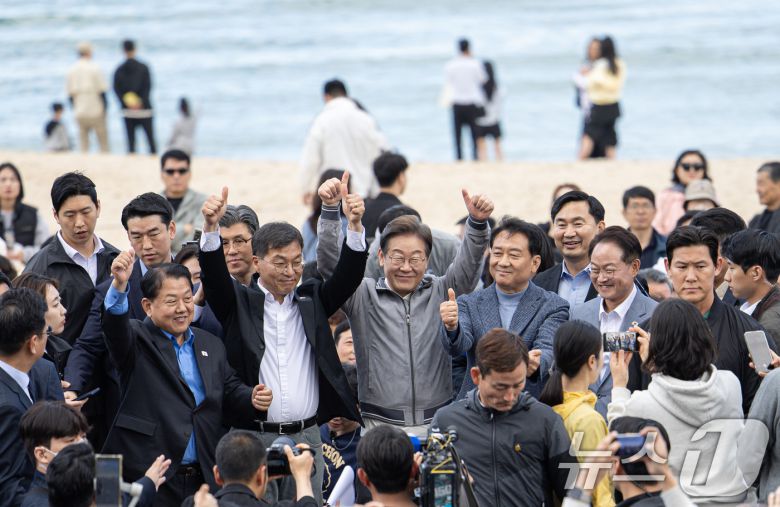 '골목골목 경청투어 : 동해안벨트편'에 나선 이재명 더불어민주당 대통령 후보가 3일 오후 강원 강릉시 안목해변에서 시민들을 향해 손을 들어보이고 있다. 2025.5.3/뉴스1 ⓒ News1 이재명 기자