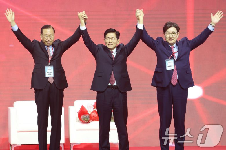 제21대 대통령선거 국민의힘 후보자로 선출된 김문수 후보가 3일 경기 고양시 킨텍스에서 열린 5차 전당대회에서 권영세 비상대책위원장, 권성동 원내대표와 손을 맞잡아 들어보이고 있다. 2025.5.3/뉴스1 ⓒ News1 이광호 기자