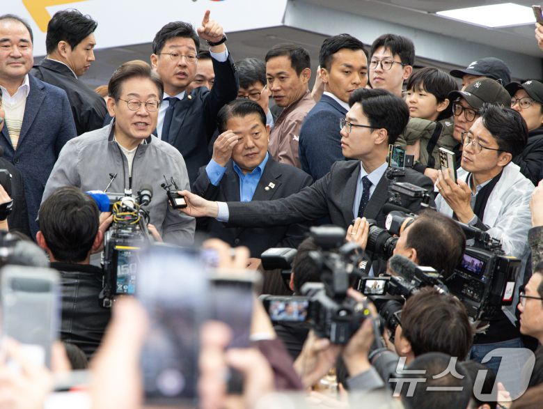 '골목골목 경청투어 : 동해안벨트편'에 나선 이재명 더불어민주당 대통령 후보가 3일 오전 강원 속초시 중앙로 속초관광수산시장에서 시민들을 향해 연설하고 있다. 2025.5.3/뉴스1 ⓒ News1 이재명 기자
