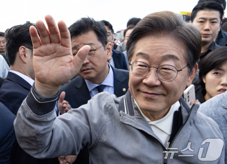 '골목골목 경청투어 : 동해안벨트편'에 나선 이재명 더불어민주당 대통령 후보가 3일 오후 강원 삼척시 삼척해수욕장에서 지지자를 향해 손 인사를 하고 있다. 2025.5.3/뉴스1 ⓒ News1 이재명 기자