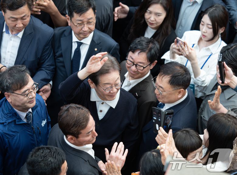 '골목골목 경청투어 : 단양팔경편'에 나선 이재명 더불어민주당 대통령 후보가 4일 오전 충북 단양군 단양구경시장에서 시민들과 인사를 나누고 있다. 2025.5.4/뉴스1 ⓒ News1 이재명 기자