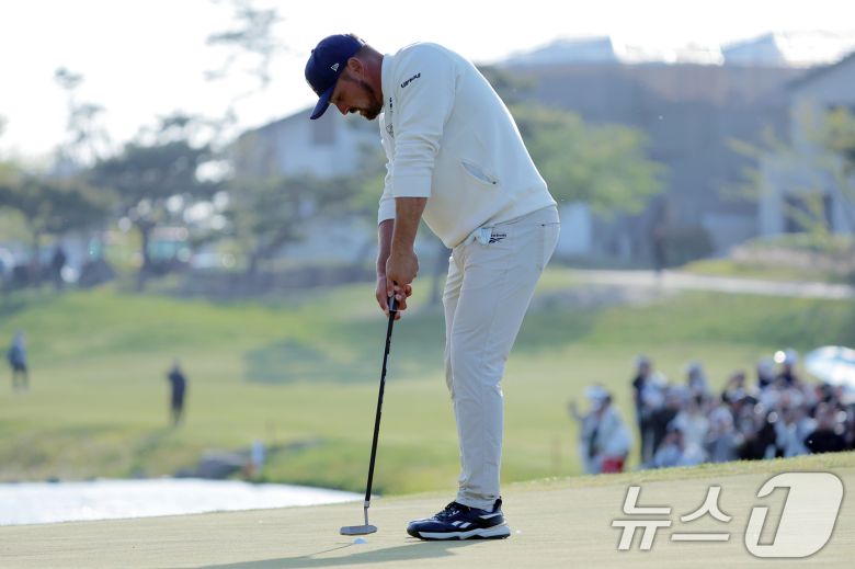 4일 인천 연수구 잭니클라우스 골프클럽에서 열린 LIV골프 코리아 파이널라운드에서 크러셔스 GC의 브라이슨 디섐보가 18번 홀에서 우승을 확정 짓는 퍼팅을 하고 있다. 크러셔스 GC의 찰스 하웰 3세는 2위, 스매시 GC의 테일러 구치가 3위를 차지했다. 2025.5.4/뉴스1 ⓒ News1 박정호 기자