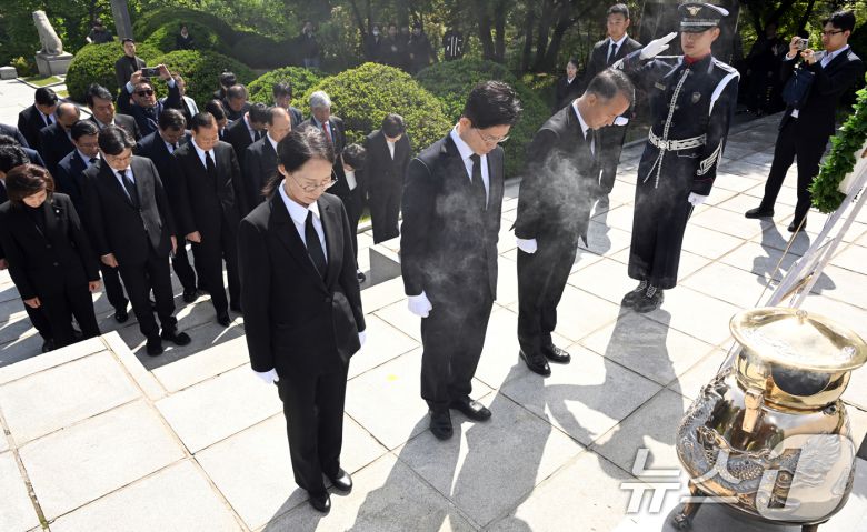 김문수 국민의힘 대통령 후보가 4일 오전 서울 동작구 국립 서울현충원 이승만 전 대통령 묘역을 찾아 묵념하고 있다. (공동취재) 2025.5.4/뉴스1 ⓒ News1 안은나 기자
