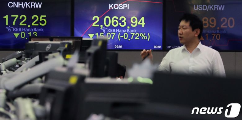 미국과 중국의 무역갈등으로 인한 뉴욕증시 폭락에 14일 코스피가 하락 출발했다. 이날 서울 중구 KEB하나은행 명동점 딜링룸에 전공판에 코스피지수가 2060대를 나타내고 있다. 2019.5.14/뉴스1 ⓒ News1 구윤성 기자
