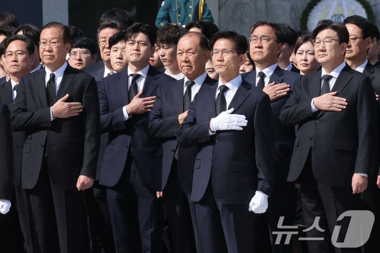김문수 국민의힘 대통령 후보가 4일 오전 서울 동작구 국립서울현충원을 찾아 당 지도부와 현충탑 참배를 마친 뒤 국기에 대한 경례를 하고 있다. 2025.5.4/뉴스1 ⓒ News1 안은나 기자