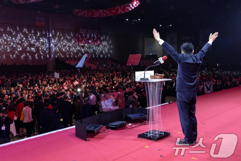 김문수 국민의힘 대통령 후보가 3일 오후 경기 고양시 킨텍스에서 열린 5차 전당대회에서 최종 후보로 확정된 뒤 두팔을 번쩍 들고 있다. (공동취재) 2025.5.3/뉴스1 ⓒ News1 김민지 기자