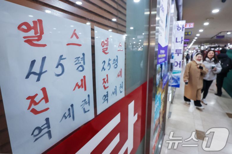 서울 송파구의 공인중개사 사무소에 전세 매물 정보가 게시돼 있다. /뉴스1 ⓒ News1 민경석 기자