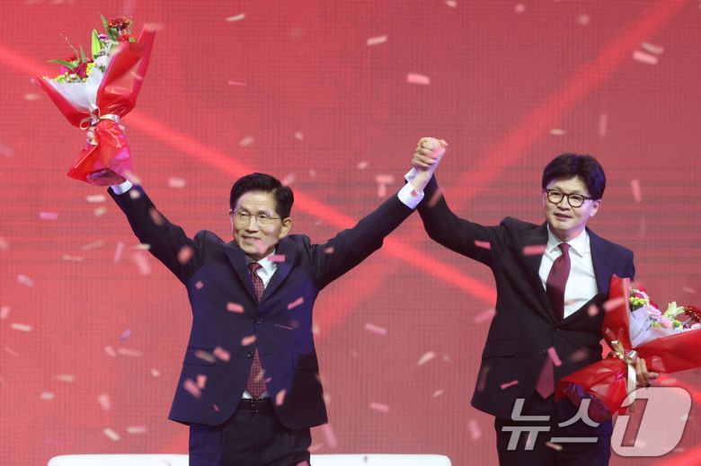 제21대 대통령선거 국민의힘 후보자로 선출된 김문수 후보가 3일 경기 고양시 킨텍스에서 열린 5차 전당대회에서 꽃다발을 들고 인사하고 있다. 2025.5.3/뉴스1 ⓒ News1 이광호 기자