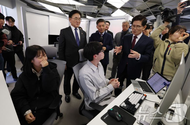 김문수 국민의힘 대선 후보가 지난 2월 5일 서울 강남구 이노베이션 아카데미에서 청년에게 새로운 기회를 주는 디지털(AI·SW) 교육 강화를 위한 고용노동부-과학기술정보통신부 업무협약 후 코딩스튜디오를 방문해 교육생과 대화를 나누고 있다. 2025.2.5/뉴스1 ⓒ News1 박세연 기자