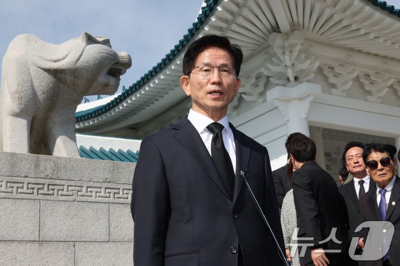 김문수 국민의힘 대통령 후보가 4일 오전 서울 동작구 국립서울현충원을 찾아 현충탑 참배를 마친 뒤 백브리핑을 하고 있다. 2025.5.4/뉴스1 ⓒ News1 안은나 기자