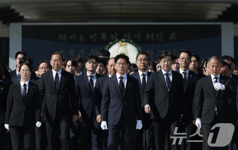 김문수 국민의힘 대통령 후보가 4일 오전 서울 동작구 국립서울현충원에서 당 지도부와 참배를 마친 뒤 현충탑을 나서고 있다. (공동취재) 2025.5.4/뉴스1 ⓒ News1 안은나 기자