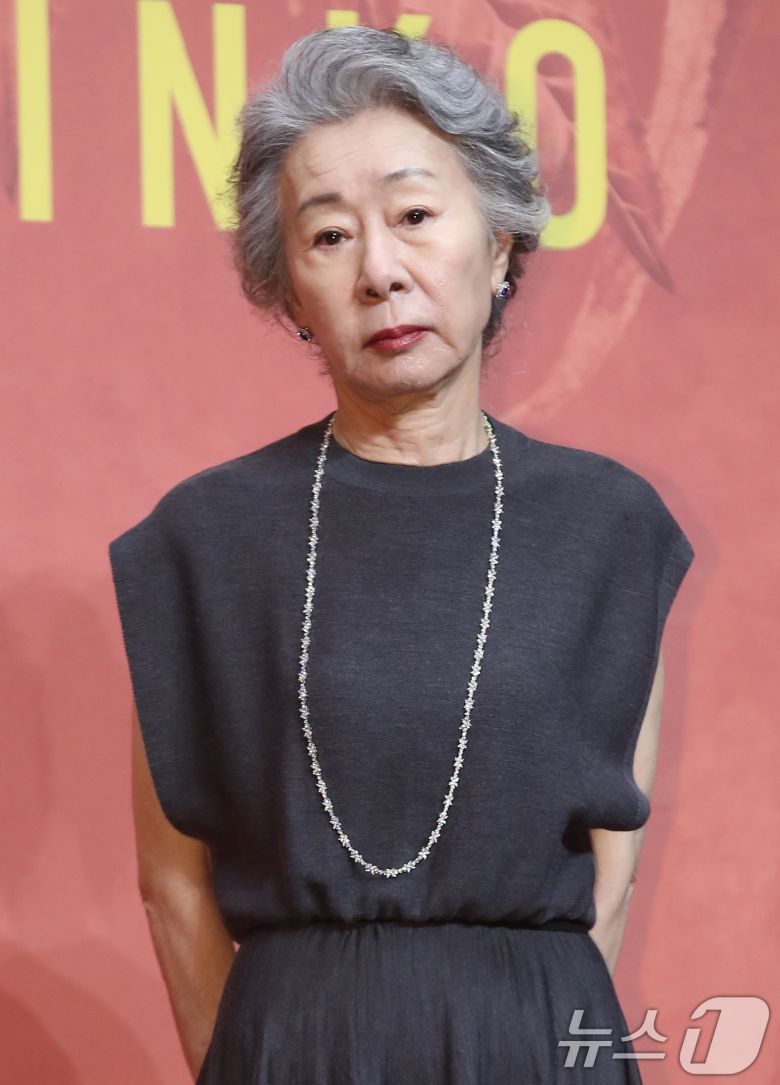 배우 윤여정이 23일 서울 강남구 그랜드 인터컨티넨탈 서울 파르나스에서 열린 Apple TV+ '파친코' 시즌 2 프레스 컨퍼런스에서 포즈를 취하고 있다. 2024.8.23/뉴스1 ⓒ News1 권현진 기자