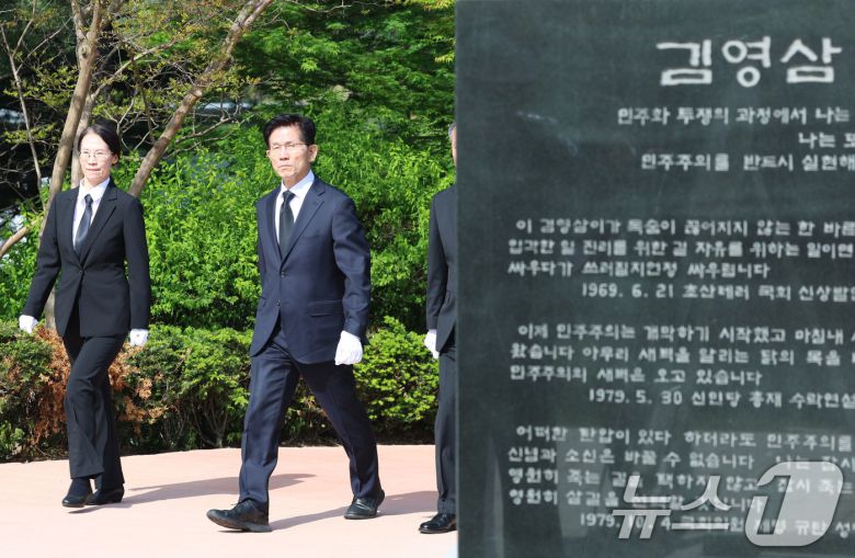 김문수 국민의힘 대통령 후보가 4일 오전 서울 동작구 국립서울현충원을 찾아 김영삼 전 대통령 묘역으로 이동하고 있다. (공동취재) 2025.5.4/뉴스1 ⓒ News1 안은나 기자