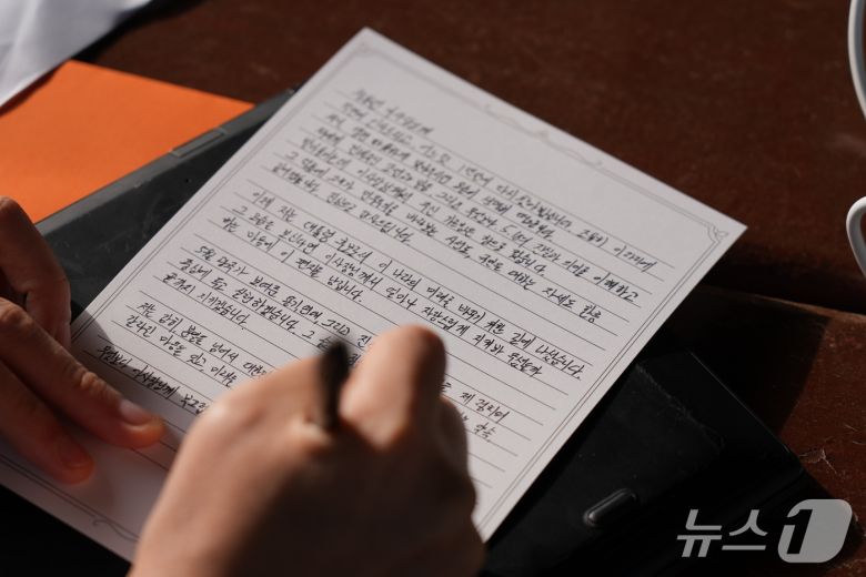 개혁신당은 4일 오전 광주 5.18 민주묘지를 참배했다. 이날 이준석 대선후보를 포함한 개혁신당 당원은 손편지를 1027기 묘역에 전달하고 이들을 추모했다. (이준석 캠프 제공)