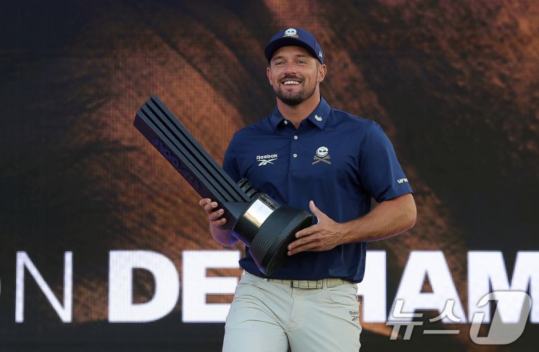 4일 인천 연수구 잭니클라우스 골프클럽에서 열린 LIV골프 코리아 파이널라운드에서 개인 우승을 차지한 크러셔스 GC의 브라이슨 디섐보가 포디움에 오르고 있다. 2025.5.4/뉴스1 ⓒ News1 박정호 기자