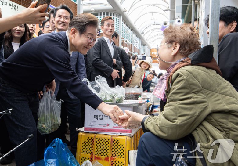 '골목골목 경청투어 : 단양팔경편'에 나선 이재명 더불어민주당 대통령 후보가 4일 오후 강원 영월군 영월서부시장에서 상인과 인사를 나누고 있다. 2025.5.4/뉴스1 ⓒ News1 이재명 기자