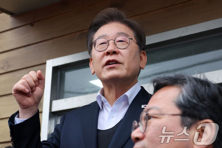 이재명 더불어민주당 대통령 후보가 2차 골목골목 경청투어에 나선 5일 오후 경기 여주시 구양리 마을회관을 찾아 즉흥 연설을 하고 있다. 2025.5.5/뉴스1 ⓒ News1 안은나 기자