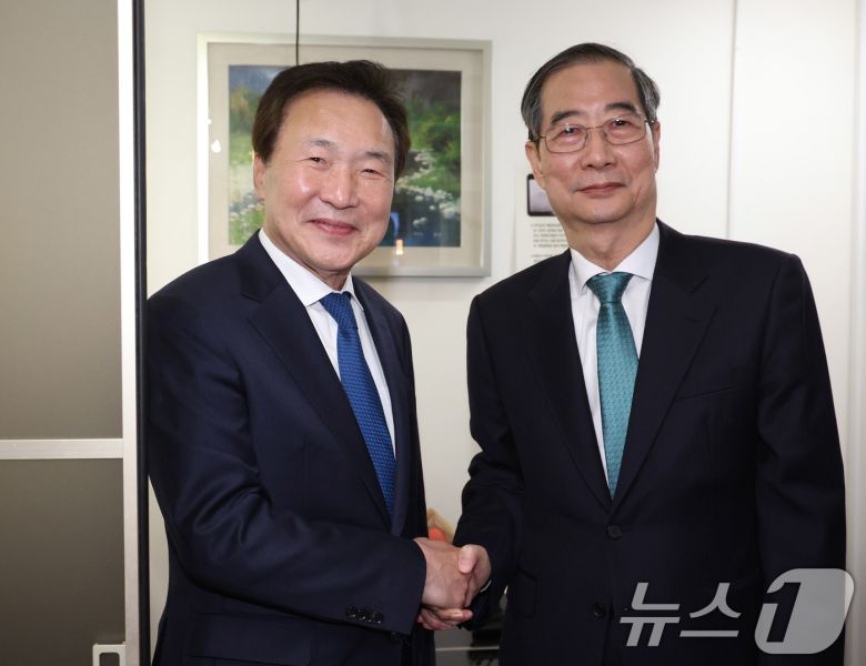 한덕수 무소속 대통령 선거 예비 후보와 손학규 전 민주당 대표가 5일 서울 종로구의 한 식당에서 만찬 회동을 갖기 전 인사를 나누고 있다. (공동취재) 2025.5.5/뉴스1 ⓒ News1 박세연 기자