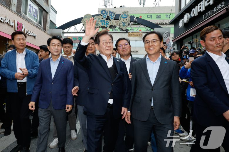 이재명 더불어민주당 대통령 후보가 2차 골목골목 경청투어에 나선 5일 오후 경기 양평군 양평시장에 도착해 인사하고 있다. 2025.5.5/뉴스1 ⓒ News1 안은나 기자