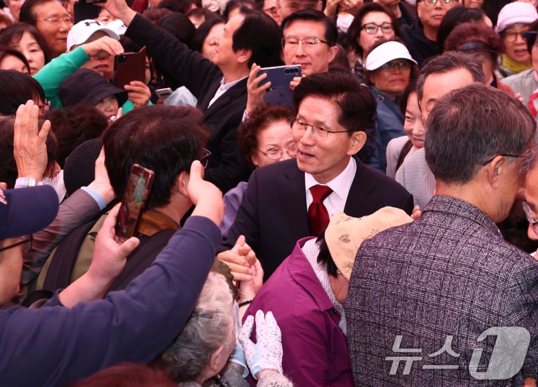 김문수 국민의힘 대통령 후보가 5일 오전 서울 종로구 조계사에서 열린 불기 2569년 부처님오신날 봉축법요식을 마치고 지지자들과 인사하고 있다. 2025.5.5/뉴스1 ⓒ News1 김민지 기자