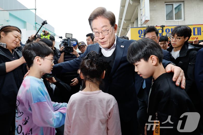 이재명 더불어민주당 대통령 후보가 2차 골목골목 경청투어에 나선 5일 오후 경기 양평군 양평시장의 문구점 앞에서 어린이들과 인사하고 있다. 2025.5.5/뉴스1 ⓒ News1 안은나 기자