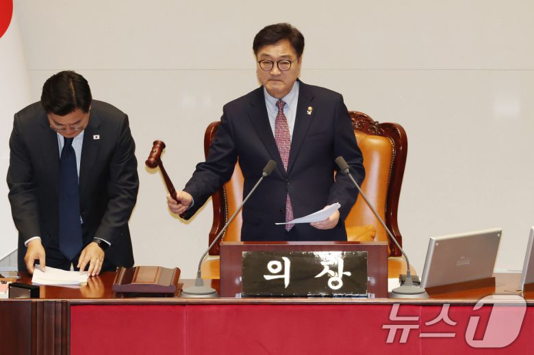 우원식 국회의장이 1일 오후 서울 여의도 국회에서 열린 본회의에서 최상목 경제부총리 겸 기획재정부장관의 사표 재가로 최 부총리 탄핵소추안 투표중지 및 투표 불성립을 선언하고 있다. 2025.5.1/뉴스1 ⓒ News1 이광호 기자