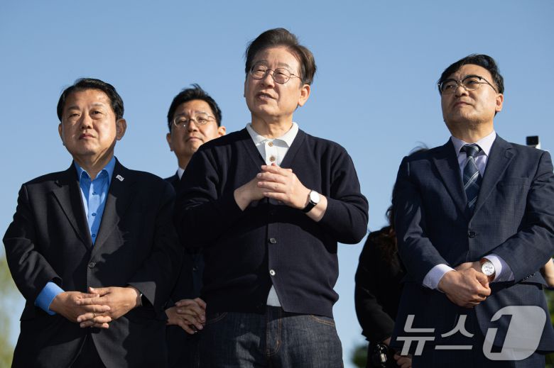 '골목골목 경청투어 : 단양팔경편'에 나선 이재명 더불어민주당 대통령 후보가 지난 4일 오후 충북 제춘구 의림지에서 연설을 하고 있는 모습. 2025.5.4/뉴스1 ⓒ News1 이재명 기자