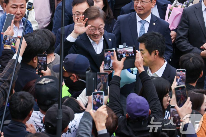 이재명 더불어민주당 대통령 후보가 2차 골목골목 경청투어에 나선 5일 오후 충북 음성군 무극시장을 찾아 인사하고 있다. 2025.5.5/뉴스1 ⓒ News1 안은나 기자