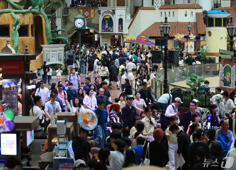 6일 국내 대표 실내 놀이공원인 서울 송파구 잠실 롯데월드 어드벤처에서 가족 단위 방문객들이 즐거운 시간을 보내고 있다. 2024.5.6/뉴스1 ⓒ News1 박정호 기자