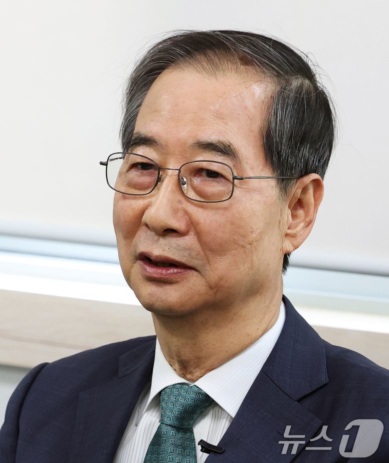 한덕수 무소속 대선 예비후보가 3일 오후 서울 영등포구 헌정회에서 정대철 헌정회장을 예방하며 인사말을 하고 있다. 2025.5.3/뉴스1 ⓒ News1 오대일 기자