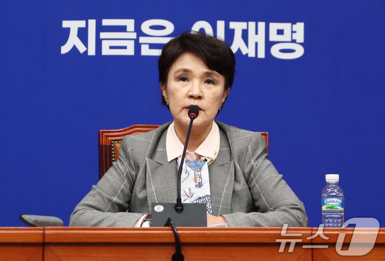 강금실 더불어민주당 총괄선대위원장이 5일 서울 여의도 국회에서 열린 기자간담회에서 발언하고 있다. 2025.5.5/뉴스1 ⓒ News1 김민지 기자