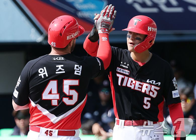 KIA 타이거즈 김도영(오른쪽)과 패트릭 위즈덤. 2025.3.14/뉴스1 ⓒ News1 김진환 기자