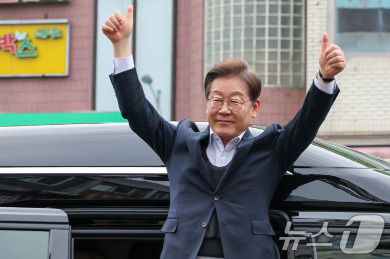 이재명 더불어민주당 대통령 후보가 2차 골목골목 경청투어에 나선 5일 오후 경기 양평군 양평시장에 도착해 차에서 내리며 인사하고 있다. 2025.5.5/뉴스1 ⓒ News1 안은나 기자
